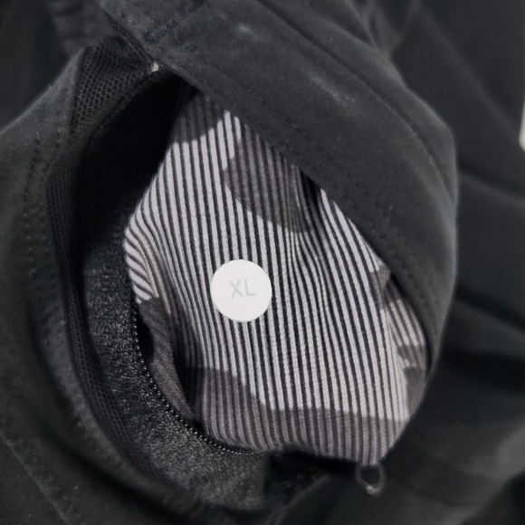 Lululemon Mens Black Athletic Shorts Size XL Quick Dry Gym Workout running - Picture 8 of 9